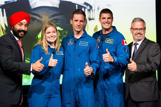 Le ministre de l’innovation Navdeep Bains, les nouveaux astronautes Jennifer Sidey et Joshua Kutrik avec leur nouvel entraineur, l’astronaute Jeremy Hansen.