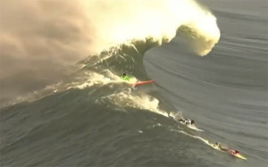 Surfer sur d’immenses vagues