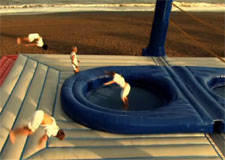 Du volley-ball sur trampoline!