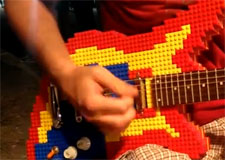 Il joue avec une guitare en Lego!