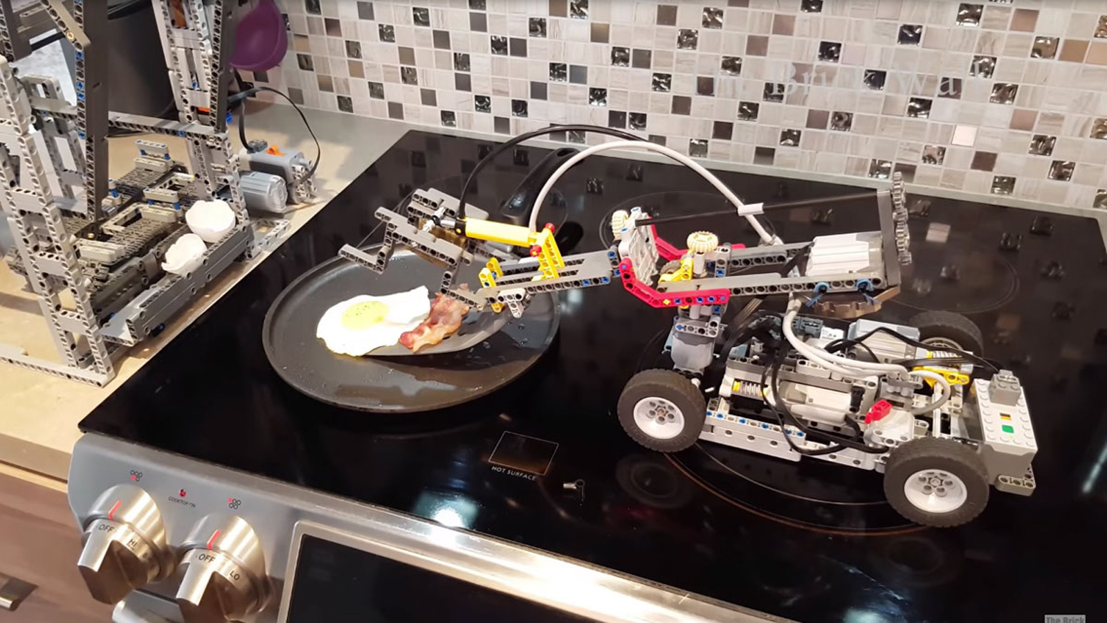 Un robot-LEGO qui cuisine le déjeuner !