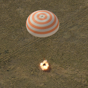 Atterrissage du module Soyouz dans les steppes du Kazakhstan le 25 juin 2019.