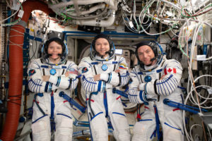 Photo de l’astronaute américaine Anne McClain (avec qui David Saint-Jacques avait fait sa sortie dans l’espace en avril), le cosmonaute russe Oleg Kononenko (pilote) et David Saint-Jacques (copilote) dans la capsule Soyouz.