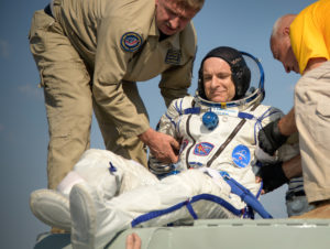 David Saint-Jacques sortant de la capsule Soyouz à son arrivée sur Terre. Photo Credit: (NASA/Bill Ingalls)