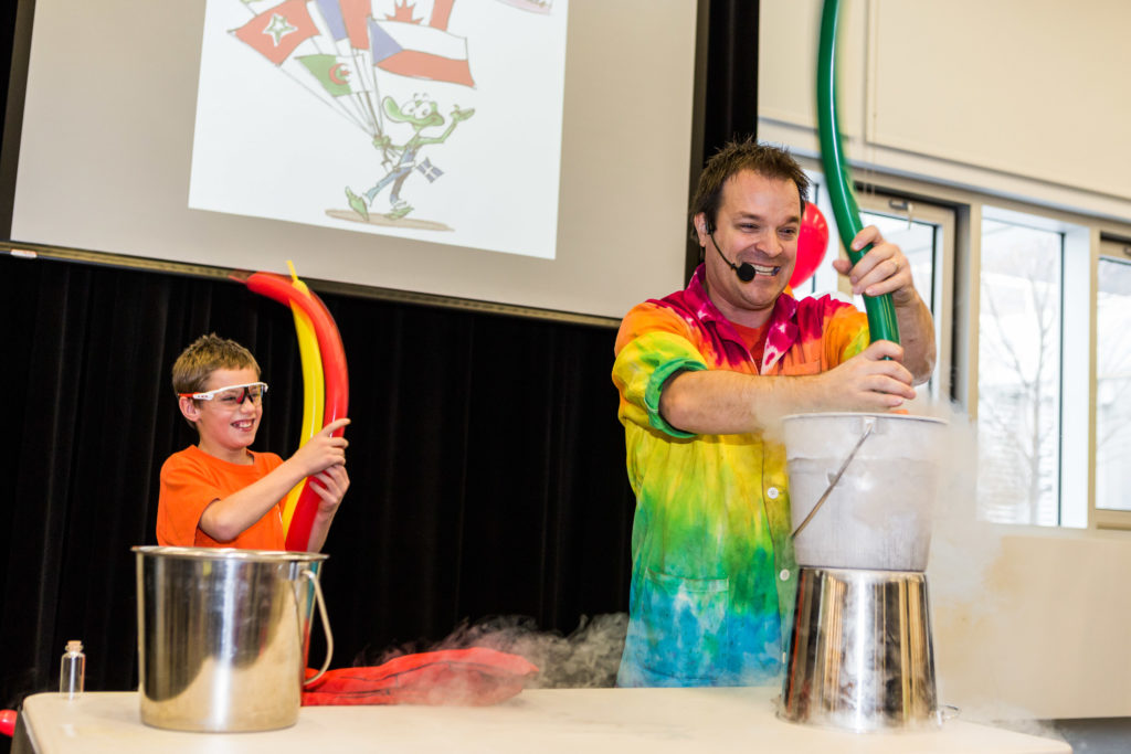 Yannick Bergeron prépare une expérience mêlant ballons de clown et azote liquide.