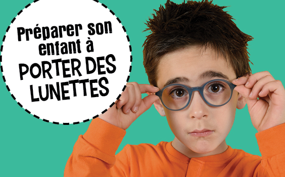 Un enfant avec un gilet orange et des lunettes noires et rondes près de l'intitulé de l'article Préparer son enfant à porter des lunettes.