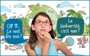 Jeune fille pensive devant illustration de biodiversité : Terre, insectes, animaux, forêt.