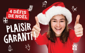 Fille avec une tuque de Noel les pouces en l'air