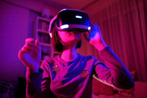 Jeune fille qui porte un casque de réalité virtuelle