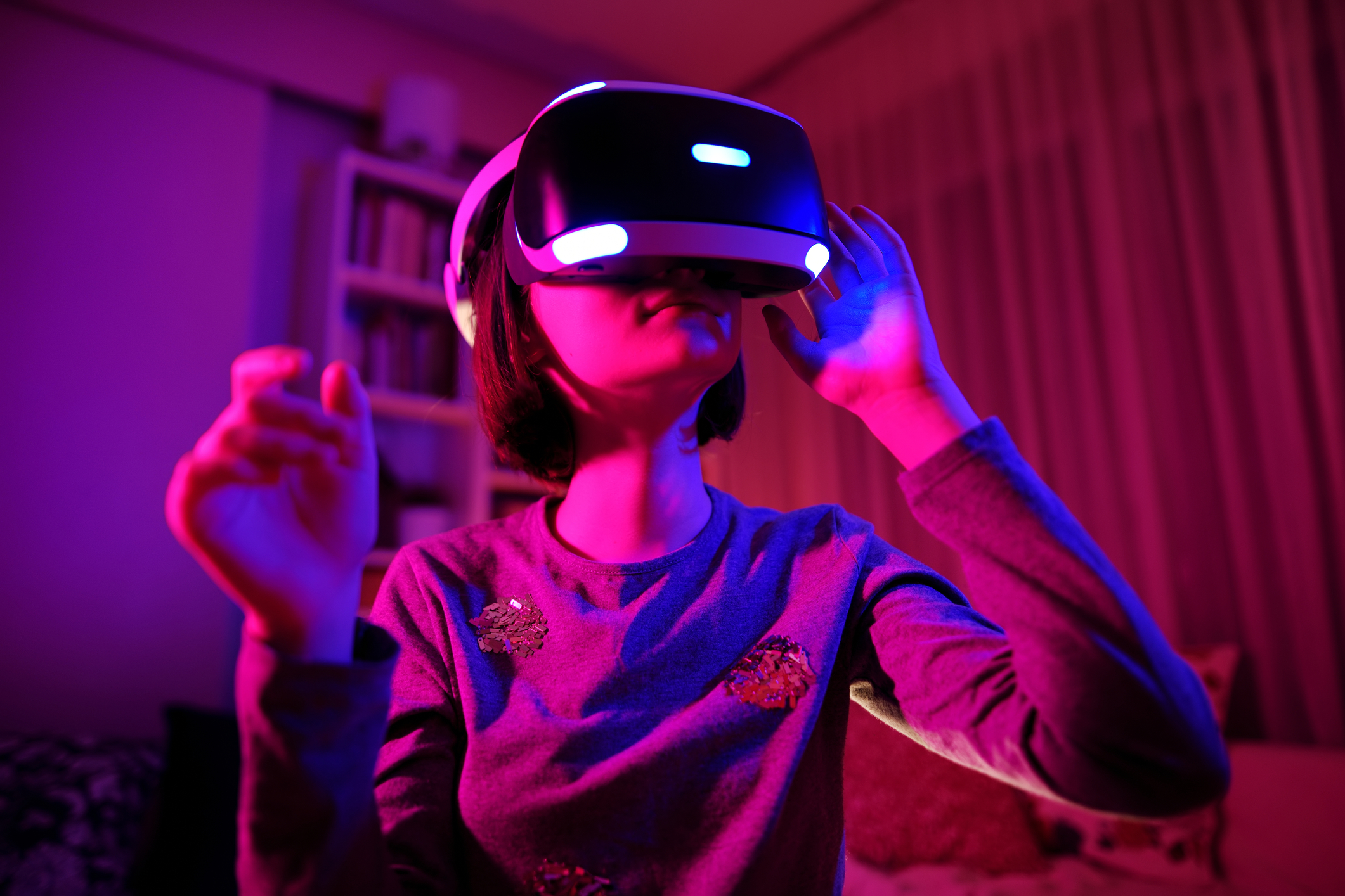 Jeune fille qui porte un casque de réalité virtuelle