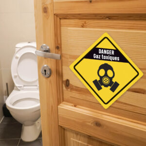 Panneau Danger gaz toxique sur une porte de salle de bain