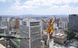 Erika Sedlack a parcouru 510 mètres sur une slackline au-dessus de Sao Paulo.