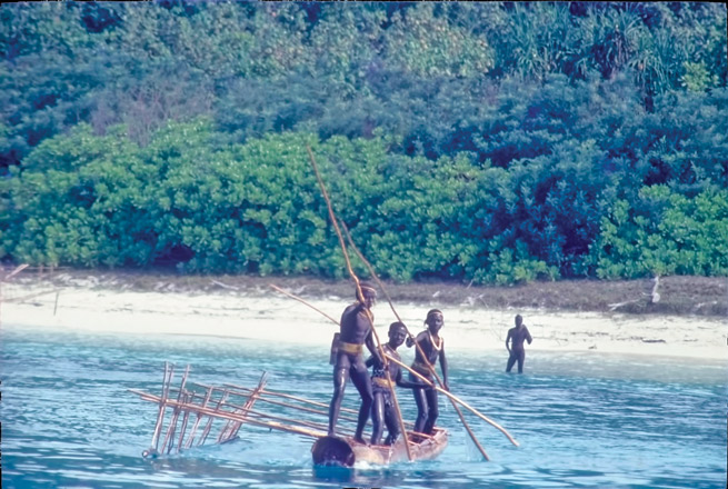 Des habitants de l'île isolée de North Sentinel dans l'eau