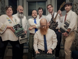 Huit membres du groupe de musique Boston Typewriter Orchestra
